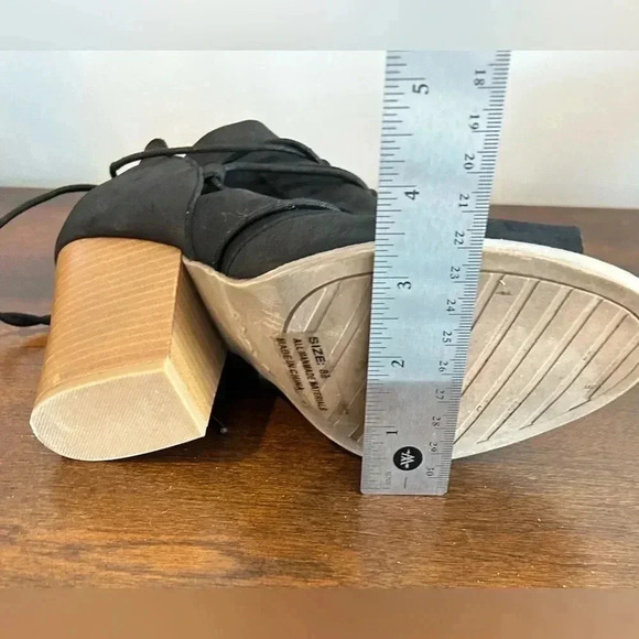 QUPID Peep-Toe Chunky Heeled Sandals Faux Suede 3.7 Inch Heel. Size 8.5 US EUC. - Picture 8 of 9